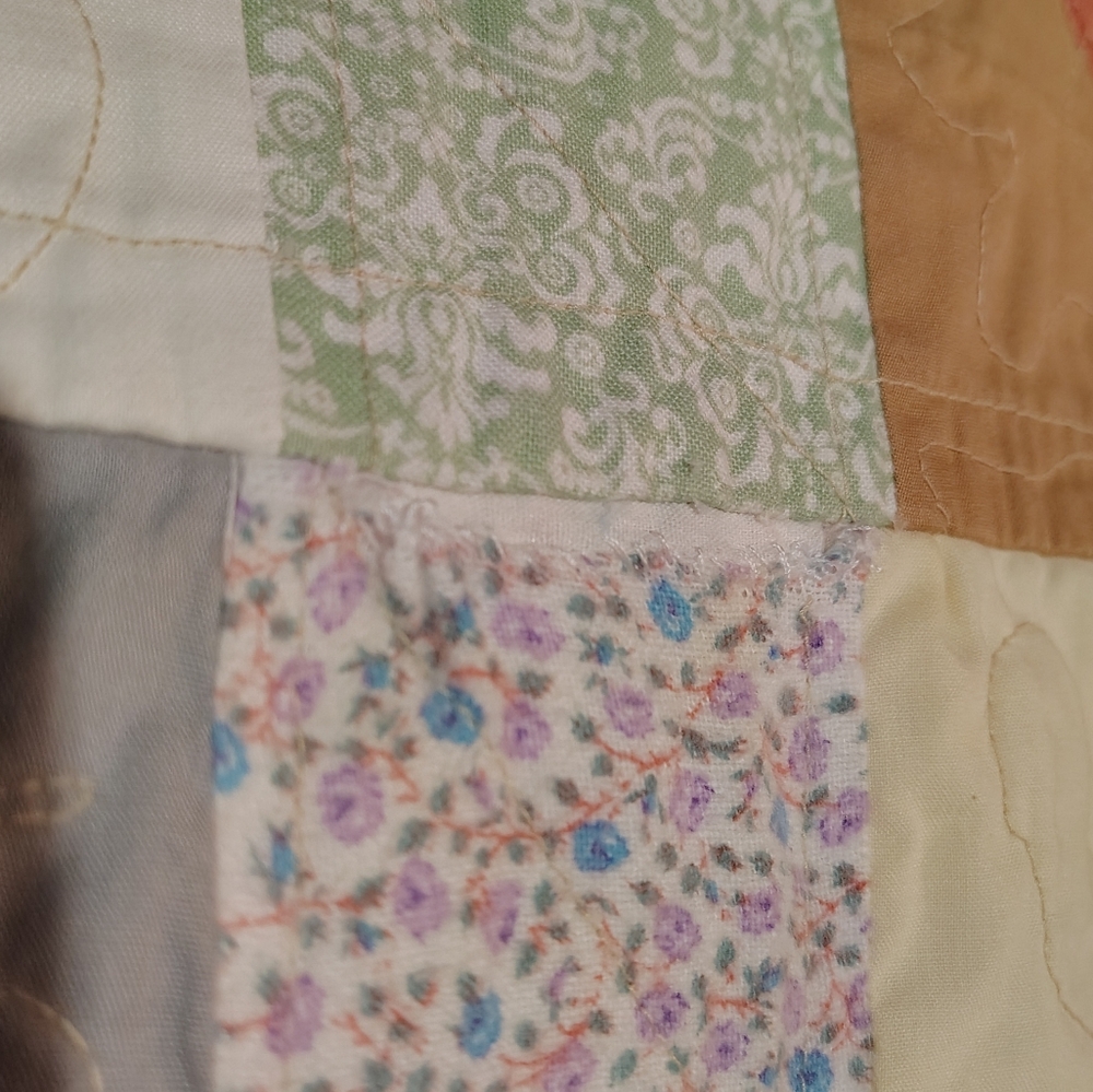 SOLD Vintage  Cozy Quilt Throw - Picture 9 of 9